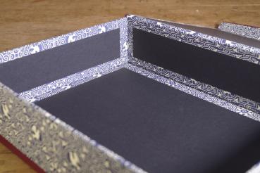 Box mit schwarzer Innenverkleidung